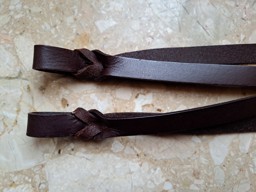 Zeige Details für Saddle Strings, Lederriemen, Lederbänder, Sattelbänder Bild von Saddle Strings, Lederriemen, Lederbänder, Sattelbänder